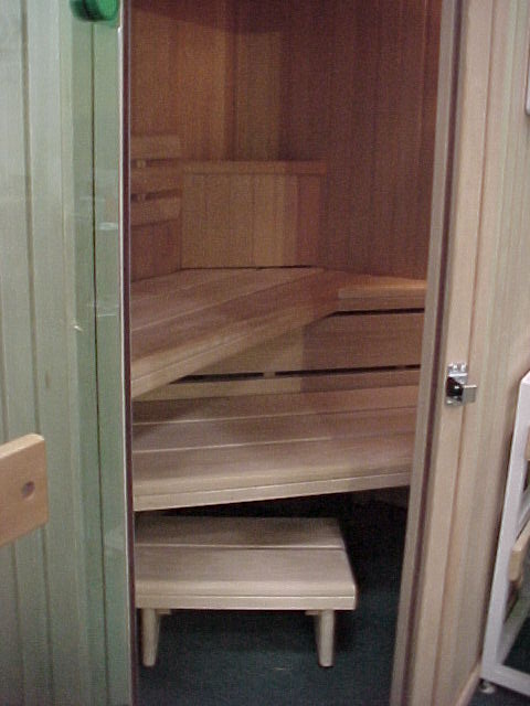 Die mittlere Sauna Liege geht unter der oberen Sauna Liege diagonal her, damit ein Liegen auf kleinsten trotz  kleinem Sauna Außenmaß gewährleistet ist. ::: Hersteller Koll Saunabau Delbrück OWL Westfalen NRW :::